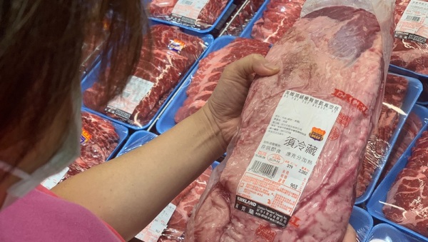 农委会主委陈吉仲28日表示，没有开放含有瘦肉精的美牛肉脏进口。图为民众在卖场里选购美国牛肉产品。