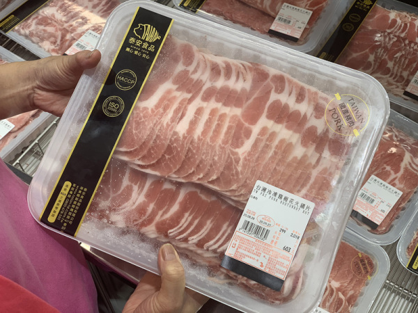 教育部表示，依据“学校卫生法”规定，学校一律使用国内优质猪肉、牛肉的生鲜食材，家长与孩子都可放心。图为大卖场贩售台湾国产猪肉制品。