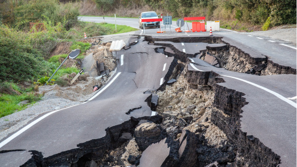 地震造成严重的地层的破坏。