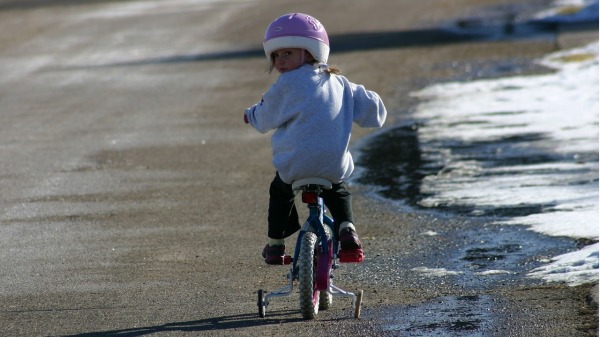 为癌母筹医疗费3岁女儿自发骑单车筹款