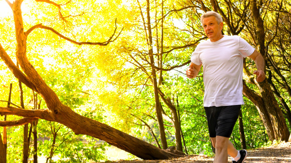 坚持适量的运动锻练，能促进肠道蠕动，加速排便，延缓肠道老化。