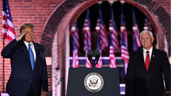 美國總統川普和副總統彭斯在26日晚的共和黨全國代表大會上。（圖片來源：SAUL LOEB/AFP via Getty Images）