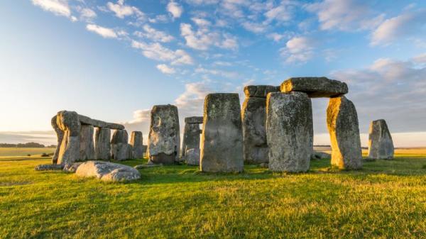 巨石阵位于英格兰威尔特郡索尔兹伯里平原，是英国最神秘的史前遗迹之一。