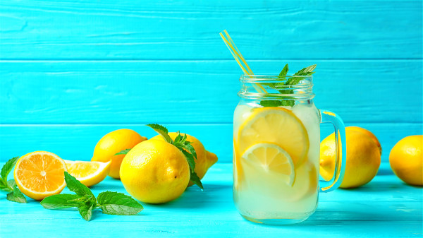 適度飲用檸檬水，不僅增添風味，也能增加檸檬酸的攝取量。