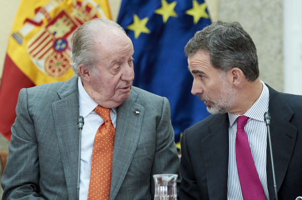 2019年5月14日，西班牙前國王卡洛斯一世和兒子與兒子菲利浦國王在馬德里皇宮舉行COTEC基金會會議。