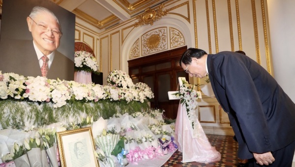 前總統陳水扁3日上午前往追思會場鞠躬致意。