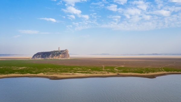 江西北部的鄱阳湖一带曾存在过三个古郡县，但它们都已沉积在鄱阳湖中一千多年，只留下充满神秘的民谣与传说。