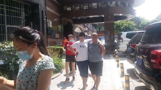 痛批中國沒有法律、人權的重慶維權人士陳明玉，在8月1日步出社區門時，遭到警方攔截，她的兒子則遭到打傷