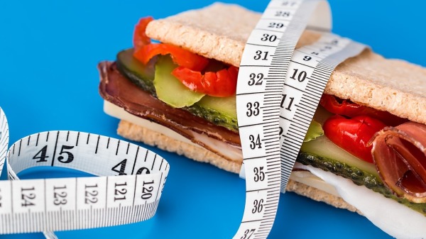 吃喝不误不上健身房美国胖妞竟年减100斤