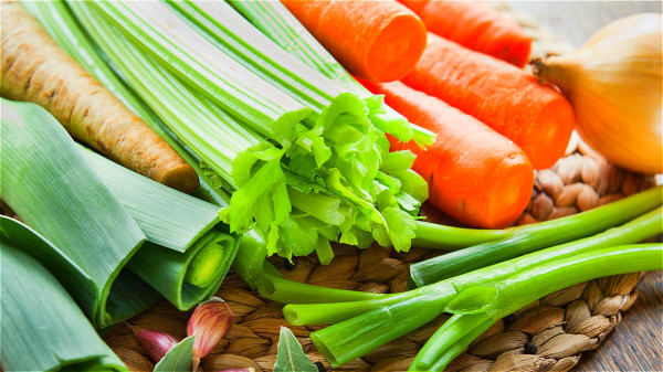 善用好食材抗發炎，例如：深綠葉菜、蔥薑蒜等。