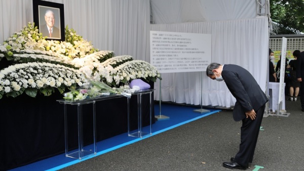日本政府发言人、内阁官房长官菅义伟7日下午前往驻日代表处，向李登辉遗照深深鞠躬致哀。