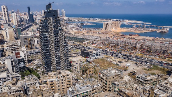2020年8月7日，黎巴嫩贝鲁特大爆炸附近的被严重损坏的大厦鸟瞰图
