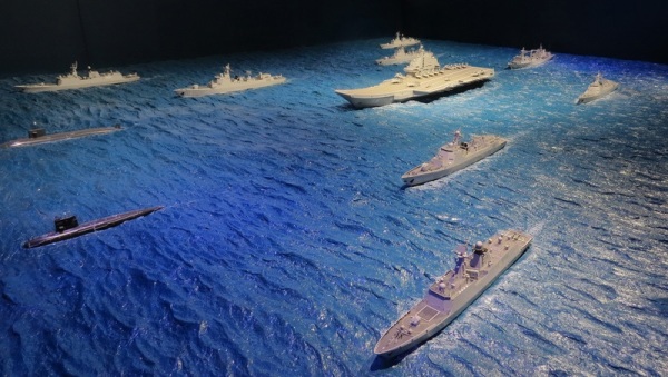 针对中国将进行的舟山军演是为了要反制美国官员访台一事，台湾学者表示，谨慎以对，但不须放大。图为北京军事博物馆内的中国军航舰战斗群模型。