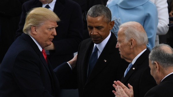 川普、奥巴马和拜登在2017年美国总统就职典礼上（图片来源：MARK RALSTON/AFP via Getty Images）