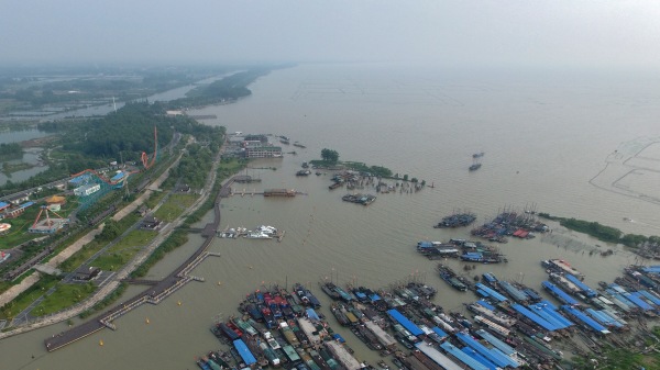 位于江苏西部淮河下游的洪泽湖是中国第四大淡水湖。