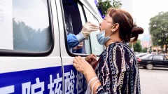 新疆式抗疫：裸体消毒手铐隔离强服中药(图)