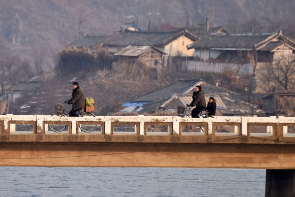 2019年2月24日，朝鮮人在鴨綠江附近的橋上騎自行車。