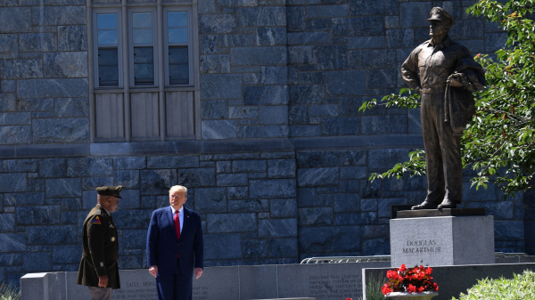 2020年6月13日，川普總統和西點軍校校長達裡爾．威廉姆斯中將站在麥克阿瑟將軍雕像前。