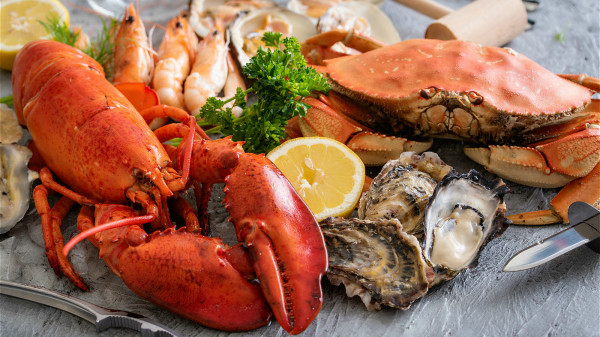 預防痛風，少吃海鮮等高嘌呤類食物。