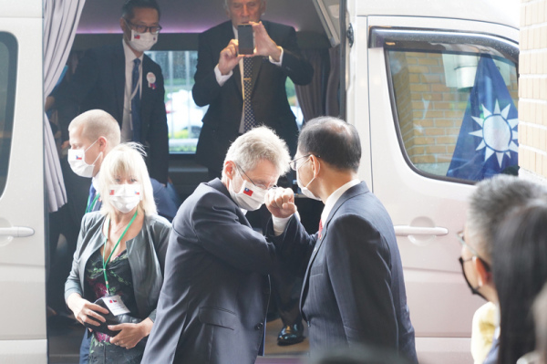 立法院长游锡堃（右）亲自迎接捷克参议院议长维特齐，并触碰手肘致意。