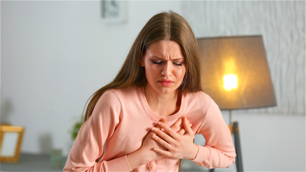出现咳嗽伴随着胸痛的症状，就要引起重视，可能是肝脏出现了癌变。