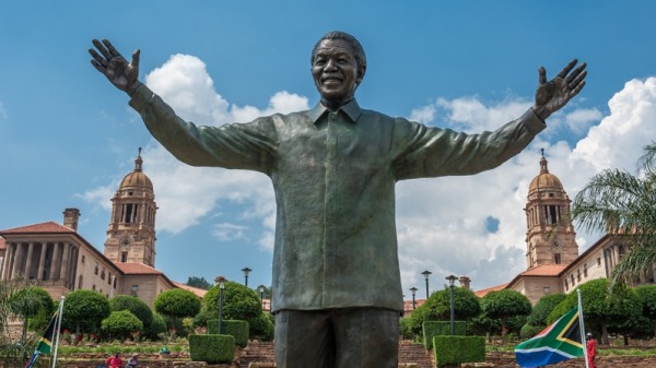 納爾遜．曼德拉在南非行政首都比勒陀利亞的雕像