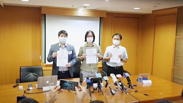 林郑宣称香港并无三权分立的言论引起社会极大争议。香港民意研究所就是否支持香港从没有三权分立论进行民意调查，结果显示逾六成受访者对此表示反对。（图片来源：看中国直播截图）