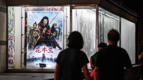 好萊塢為了進入中國市場，自發進行自我審查，小心翼翼地處理中國的玻璃心，甚至到了事先把劇本送給中國官方機構審查的地步。