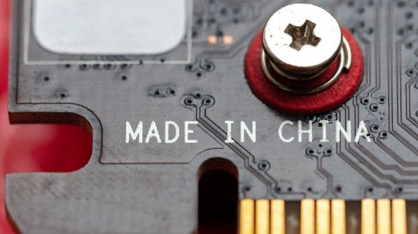中国在半导体芯片领域的技术水平与美国之间的差别令人难以置信，中国将要生产的芯片只达到了制造翻盖手机的水平。