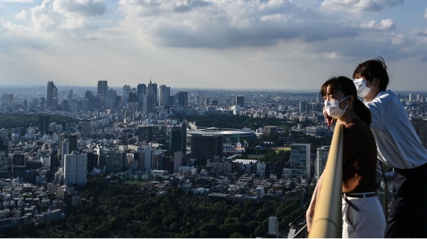 2020年8月26日，2位游客在观景台俯瞰东京。