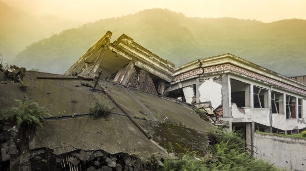 四川汶川大地震发生后，在山崖上出现了大量的“地震壁画”奇观。