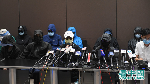 上周日，12港人家属召开记者会，呼吁社会持续关注事件，并敦促香港政府保障港人利益，将12人接回香港。（图片来源：天灯/看中国）