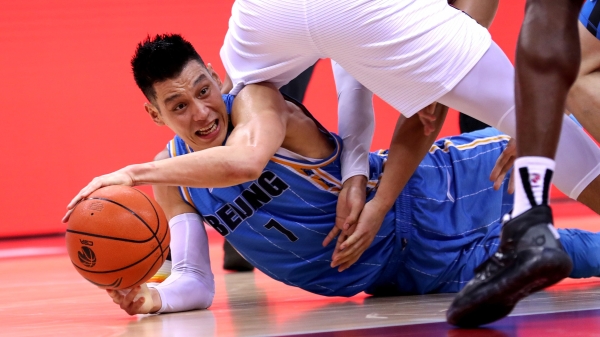 中国男子篮球职业联赛8日以未穿着官方赞助商产品为由，对台裔球星林书豪开出3张共计人民币55万元（约新台币237万元）的罚单。