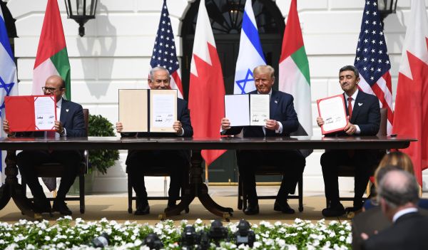 巴林外交大臣本拉須德阿勒讚雅尼、以色列總理本杰明．內塔尼亞胡，美國總統川普和阿聯酋外交大臣本札耶德阿勒納哈揚簽署《亞伯拉罕協議》