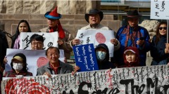 王毅到蒙古「撒幣」抗議者高呼：「王毅滾蛋」(圖)
