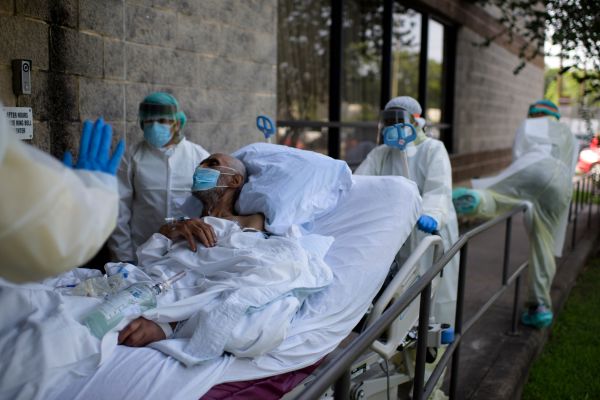 肆虐全球的中共病毒造成生灵涂炭。（图片来源： MARK FELIX/AFP via Getty Images）
