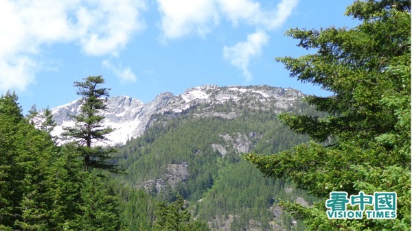北瀑布國家公園（North Cascades National Park，又稱北喀斯喀特國家公園）的綠林白雪