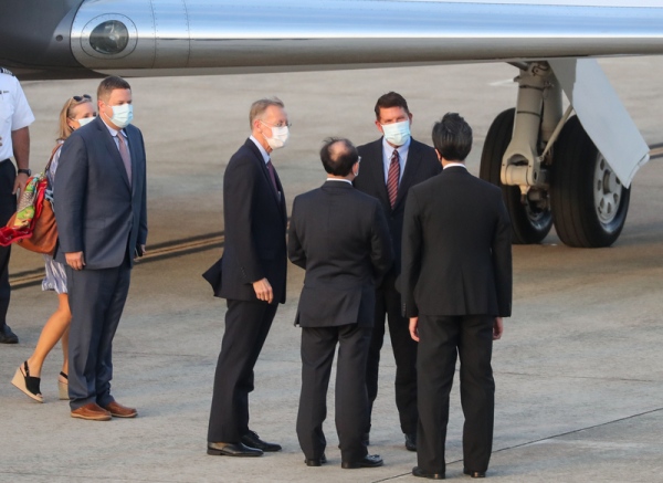 AIT處長酈英傑（左3）、外交部政務次長曾厚仁（左背對者）、外交部北美司長徐佑典（右背對者）親自前往機場接機。