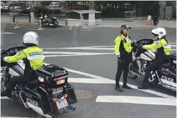 長春女交警執勤時使用哈雷摩托車。