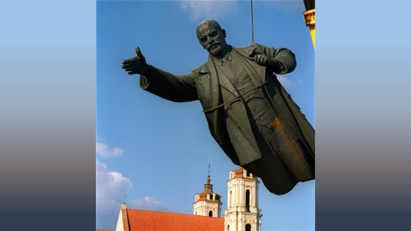 1991年8月23日，列宁像在立陶宛首都维尔纽斯被拆除，因为政府禁止共产党。