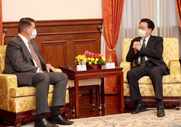 外交部長吳釗燮（右）18日會晤美國國務院次卿柯拉克（左），雙方針對臺美關係的各項議題及未來合作項目深入交換意見。