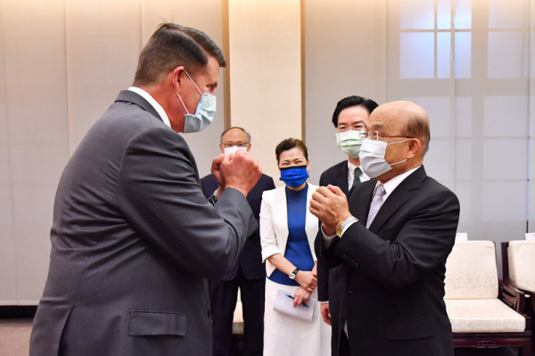 行政院长苏贞昌（右）今日下午接见美国国务次卿柯拉克（左）时，因应防疫，两人以拱手代替握手。