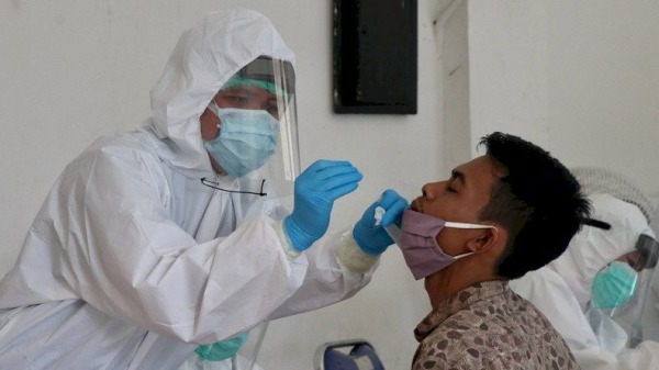 印尼疫情快速蔓延，逾50個政府機關有確診病例，衛生部、交通部等確診數超過百人。(圖片來源：中央社)