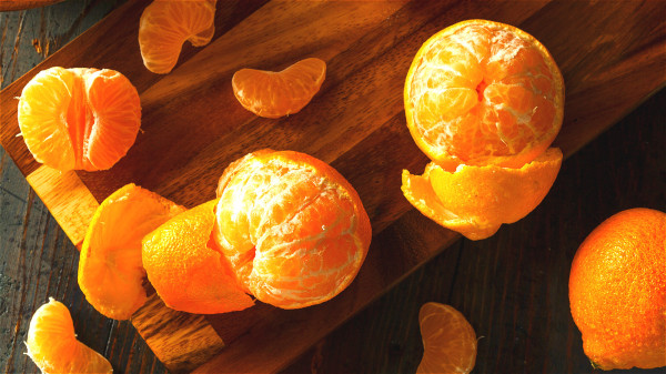 新鲜的橘皮中含有大量的维生素C和香精油，具有理气化痰、健脾和胃等功能。