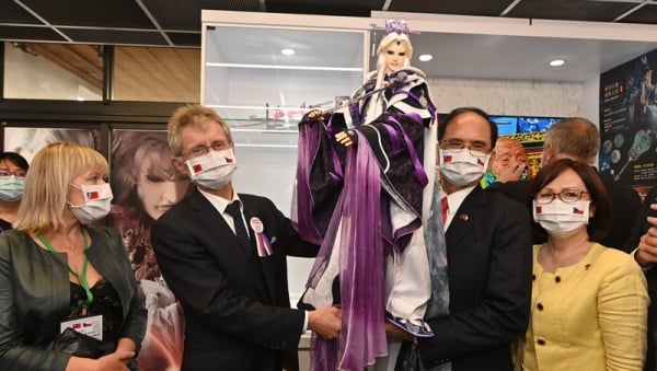 立法院长游锡堃（右2）陪同捷克参议院议长维特齐（左2）一行参访宜兰传艺中心的霹雳主题馆时，游锡堃还致赠维特齐一尊素还真布袋戏偶。