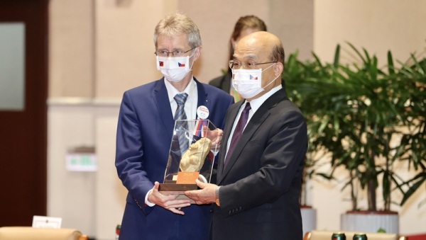 行政院长苏贞昌2下午在行政院接见维特齐访团，苏贞昌也赠送台湾造型的木雕工艺品给维特齐。