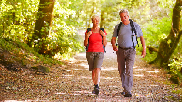 健走对糖尿病、高血压患者，更是必做的运动。