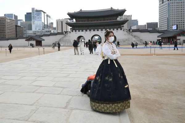 一名身穿韓國傳統韓服的女子於2020年1月30日在首爾景福宮