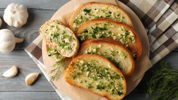 大蒜是每個家庭主婦做菜時不可或缺的香料，大蒜麵包更很多人的最愛。