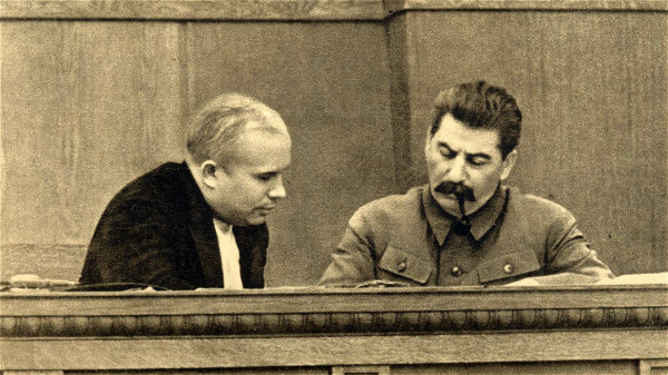 赫鲁晓夫（左）和斯大林（右）